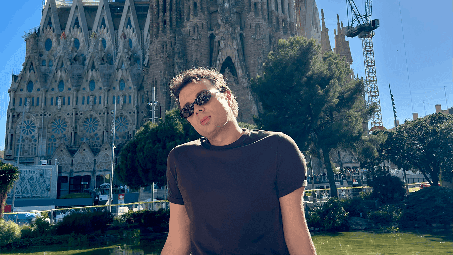 Yan Hladchenko in front of the Sagrada Família